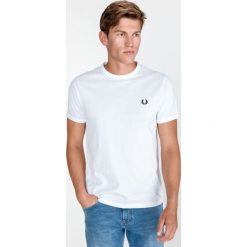 Fred Perry Ringer Koszulka Biały. Białe podkoszulki męskie Fred Perry, l, bez wzorów, z bawełny, bez kołnierzyka, z krótkim rękawem, krótkie. Za 223,95 zł.