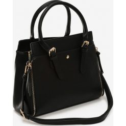 Czarna Torebka Acireale. Czarne torebki klasyczne damskie Renee, w paski, eleganckie, na ramię, duże, bez dodatków. Za 129,99 zł.