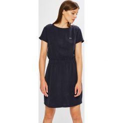 Lacoste - Sukienka. Niebieskie sukienki damskie marki Lacoste, na co dzień, s, bez wzorów, z lyocellu, casualowe, z okrągłym kołnierzem, bez rękawów, mini, proste. W wyprzedaży za 399,90 zł.