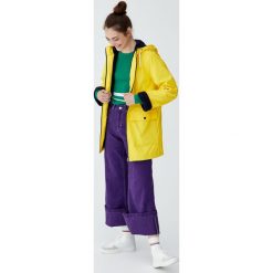 Płaszcz przeciwdeszczowy z futrzaną podszewką i kapturem. Żółte kurtki damskie Pull&Bear, bez wzorów, z futra. Za 199,00 zł.