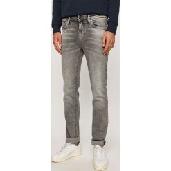 Guess Jeans - Jeansy Angels. Szare jeansy męskie Guess Jeans, m, z aplikacjami, z obniżonym stanem. Za 369,90 zł.
