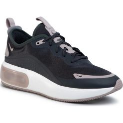 Buty NIKE - Air Max Dia AQ4312 005 Off Noir/Pumice/Black. Czarne półbuty damskie Nike, na co dzień, bez wzorów, z tworzywa sztucznego, bez obcasa, na płaskiej podeszwie, bez zapięcia. Za 499,00 zł.