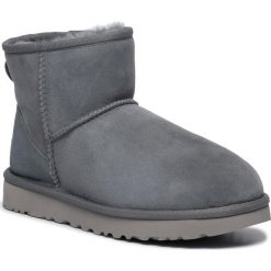 Buty UGG - W Classic Mini II 1016222 Gys. Szare kozaki damskie Ugg, na zimę, ze skóry, bez obcasa, bez zapięcia. W wyprzedaży za 619,00 zł.