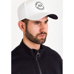 CZAPKA Z DASZKIEM armani exchange. Białe czapki męskie Armani Exchange, z nadrukiem, z bawełny. Za 151,20 zł.