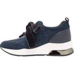 Liu Jo Jeans KARLIE Sneakersy niskie blue. Niebieskie trampki i tenisówki damskie marki Liu Jo Jeans, z jeansu. Za 629,00 zł.