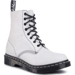 Glany DR. MARTENS - 1460 Pascal Bw 25818113 Optical White. Białe glany damskie Dr. Martens, ze skóry, klasyczne, bez obcasa, bez zapięcia. Za 699,00 zł.