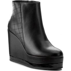 Botki GUESS - Lina FLINA4 LEA10 BLACK. Czarne buty zimowe damskie marki Guess, z materiału, na obcasie. W wyprzedaży za 369,00 zł.
