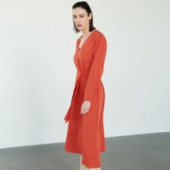 Sukienka z Tencelem™ - Czerwony. Czerwone sukienki damskie Reserved, bez wzorów, bez kołnierzyka, bez rękawów. W wyprzedaży za 139,99 zł.