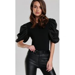 Czarna Bluzka Candice. Czarne bluzki damskie Renee, s, bez wzorów, z dzianiny, klasyczne, bez kołnierzyka, z krótkim rękawem. Za 79,99 zł.