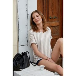 Koszulka TEE-AMO piaskowe paski. Koszulki damskie Pakamera, w paski, bez kołnierzyka, bez rękawów. Za 229,00 zł.