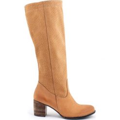Buty zimowe damskie: Skórzane kozaki w kolorze piaskowym