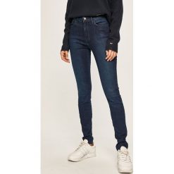 Wrangler - Jeansy Body Bespoke. Niebieskie jeansy damskie Wrangler, z podwyższonym stanem. W wyprzedaży za 199,90 zł.
