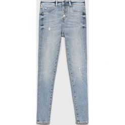 Guess Jeans - Jeansy dziecięce 136-175 cm. Niebieskie jeansy dziewczęce Guess Jeans, z aplikacjami, z elastanu, z podwyższonym stanem. W wyprzedaży za 199,90 zł.