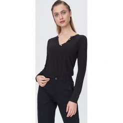 Bluzka z dekoltem - Czarny. Czarne bluzki damskie Sinsay, s, bez wzorów, bez kołnierzyka, bez rękawów. Za 29,99 zł.