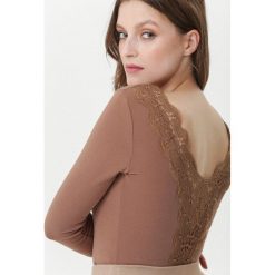 Ciemnobeżowa Bluzka Mauve. Brązowe bluzki damskie Born2be, s, z aplikacjami, z okrągłym kołnierzem, z długim rękawem. Za 69,99 zł.