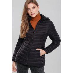 Czarna Kurtka Amiens. Czarne kurtki damskie Renee, na zimę, s, bez wzorów. Za 159,99 zł.