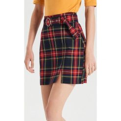 Mini spódnica w kratę - Czerwony. Czerwone spódniczki damskie Cropp, s, bez wzorów, mini. Za 69,99 zł.