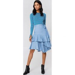 NA-KD Boho Spódnica midi z trójwarstwową falbanką - Blue. Niebieskie spódniczki damskie marki NA-KD Boho, bez wzorów, boho, midi. W wyprzedaży za 20,47 zł.