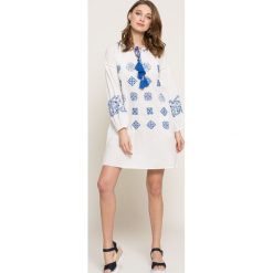 Pepe Jeans - Sukienka. Białe sukienki damskie Pepe Jeans, na co dzień, s, bez wzorów, z bawełny, casualowe, bez kołnierzyka, bez rękawów, mini, proste. W wyprzedaży za 219,90 zł.