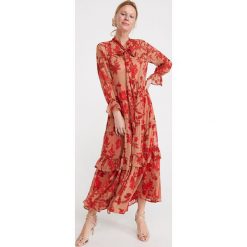 Dluga sukienka w kwiaty - Wielobarwny. Sukienki damskie Reserved, w kwiaty, bez kołnierzyka, z długim rękawem, długie, maxi. Za 299,99 zł.