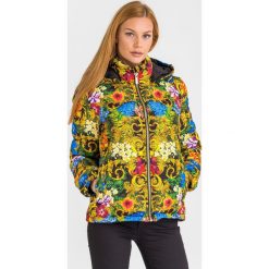KURTKA VERSACE JEANS COUTURE. Żółte kurtki damskie z aplikacjami, z jeansu. Za 2789,00 zł.