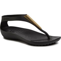 Sandały CROCS - Serena Metallic 206420 Gold/Black. Czarne klapki damskie Crocs, bez wzorów, z tworzywa sztucznego, bez obcasa. Za 159,00 zł.