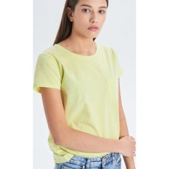 Koszulka z kieszonką - Zielony. Zielone koszulki damskie Cropp, s, bez wzorów, bez kołnierzyka, bez rękawów. Za 29,99 zł.
