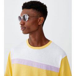 Koszulka z kolorowymi panelami. Żółte koszulki męskie Pull&Bear, m, bez wzorów, bez kołnierzyka, z krótkim rękawem, krótkie. Za 34,90 zł.
