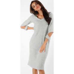 Sukienka w kolorze szarym. Szare sukienki damskie Jesienny butik, na co dzień, xs, bez wzorów, bez kołnierzyka, bez rękawów, midi, proste. W wyprzedaży za 129,95 zł.