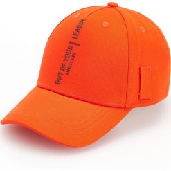 Czapka z daszkiem z napisem - Czerwony. Czerwone czapki męskie Reserved, z napisami. W wyprzedaży za 15,99 zł.