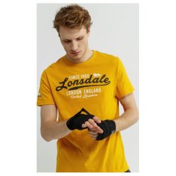 Lonsdale Koszulka Ss Raversdon , żółty, rozmiar L. Żółte koszulki męskie Lonsdale, m, z nadrukiem, z bawełny, eleganckie, bez kołnierzyka, bez rękawów. W wyprzedaży za 39,99 zł.
