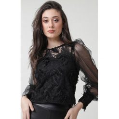 Czarna Bluzka Keeleigh. Czarne bluzki damskie Born2be, s, z aplikacjami, z koronki, wizytowe, z okrągłym kołnierzem, z długim rękawem. Za 99,99 zł.