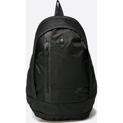 Nike Sportswear - Plecak. Czarne plecaki męskie marki Nike Sportswear, w paski, z materiału. W wyprzedaży za 149,90 zł.