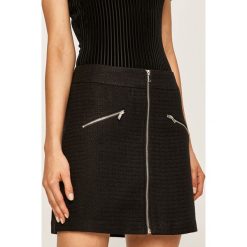 Vero Moda - Spódnica. Czarne spódniczki damskie Vero Moda, na co dzień, bez wzorów, z poliesteru, casualowe, mini, proste. W wyprzedaży za 119,90 zł.