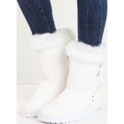 Białe Śniegowce Fallin. Białe buty zimowe damskie Born2be, z satyny, przed kolano, na wysokim obcasie, na platformie. Za 44,99 zł.