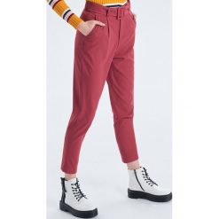 Spodnie high waist z paskiem - Pomarańczowy. Pomarańczowe spodnie damskie marki Cropp, z podwyższonym stanem. Za 99,99 zł.