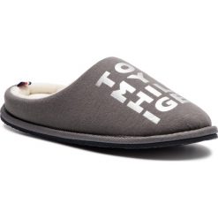 Kapcie TOMMY HILFIGER - Metallic Print Home Slipper FW0FW04181 Dark Grey 023. Szare klapki damskie TOMMY HILFIGER, bez wzorów, z tworzywa sztucznego, bez obcasa. W wyprzedaży za 139,00 zł.