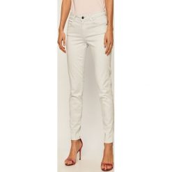 Guess Jeans - Spodnie. Niebieskie spodnie damskie Guess Jeans, z aplikacjami, z bawełny. W wyprzedaży za 299,90 zł.