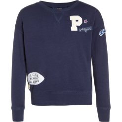 Polo Ralph Lauren VARSITY Bluza newport navy. Niebieskie bluzy chłopięce Polo Ralph Lauren, z bawełny. W wyprzedaży za 213,85 zł.