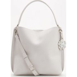 Shopper bag damskie: Torba shopper z ozdobnym brelokiem – Jasny szar