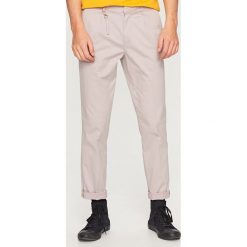 Spodnie męskie: Spodnie z kantem chino carrot fit – Beżowy