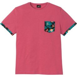 T-shirt z drukowaną kieszonką i rękawami z wywinięciem bonprix malinowy. Czerwone koszulki męskie bonprix, na lato, xl, z nadrukiem, bez kołnierzyka, bez rękawów. Za 27,99 zł.