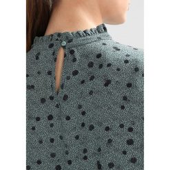 Bluzki damskie: Vero Moda VMCIAO BLOUSE Bluzka chinois green/do/black