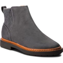 Sztyblety CLARKS - Trace Fall 261351404 Dark Grey Combi. Szare kozaki damskie Clarks, ze skóry, bez obcasa, na obcasie, bez zapięcia. W wyprzedaży za 409,00 zł.