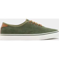 Zielone tenisówki basic w miejskim stylu. Zielone buty sportowe męskie Pull&Bear, bez wzorów, sportowe, bez zapięcia. Za 59,90 zł.