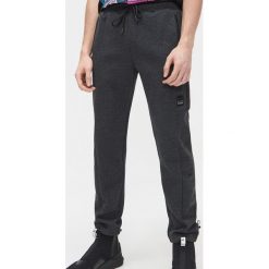 Dresowe joggery - Szary. Szare spodnie męskie Cropp, s, bez wzorów, z dresówki. W wyprzedaży za 64,99 zł.
