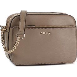 Torebka DKNY - Bryant Camera Bag R94E3F39 Dune DUN. Pomarańczowe torebki klasyczne damskie DKNY, bez wzorów, ze skóry, wizytowe, na ramię, bez dodatków. Za 719,00 zł.