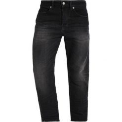 Mennace CROP DARA RIPPED SPLICED POCKET Jeansy Zwężane washed black. Czarne rurki męskie Mennace. Za 299,00 zł.