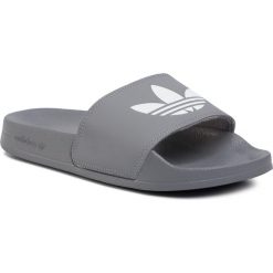 Klapki adidas - adilette Lite FU7592 Grethr/Ftwwht/Grethr. Szare klapki damskie Adidas, bez wzorów, ze skóry ekologicznej, bez obcasa. Za 129,00 zł.