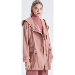 Lekka parka z kapturem - Różowy. Różowe parki damskie Cropp, s, bez wzorów, z kapturem. Za 119,99 zł.